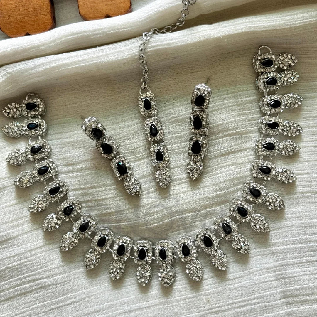 Zircon & Emerald Choker Jewelry Set – Necklace, Earrings & Maang Tikka