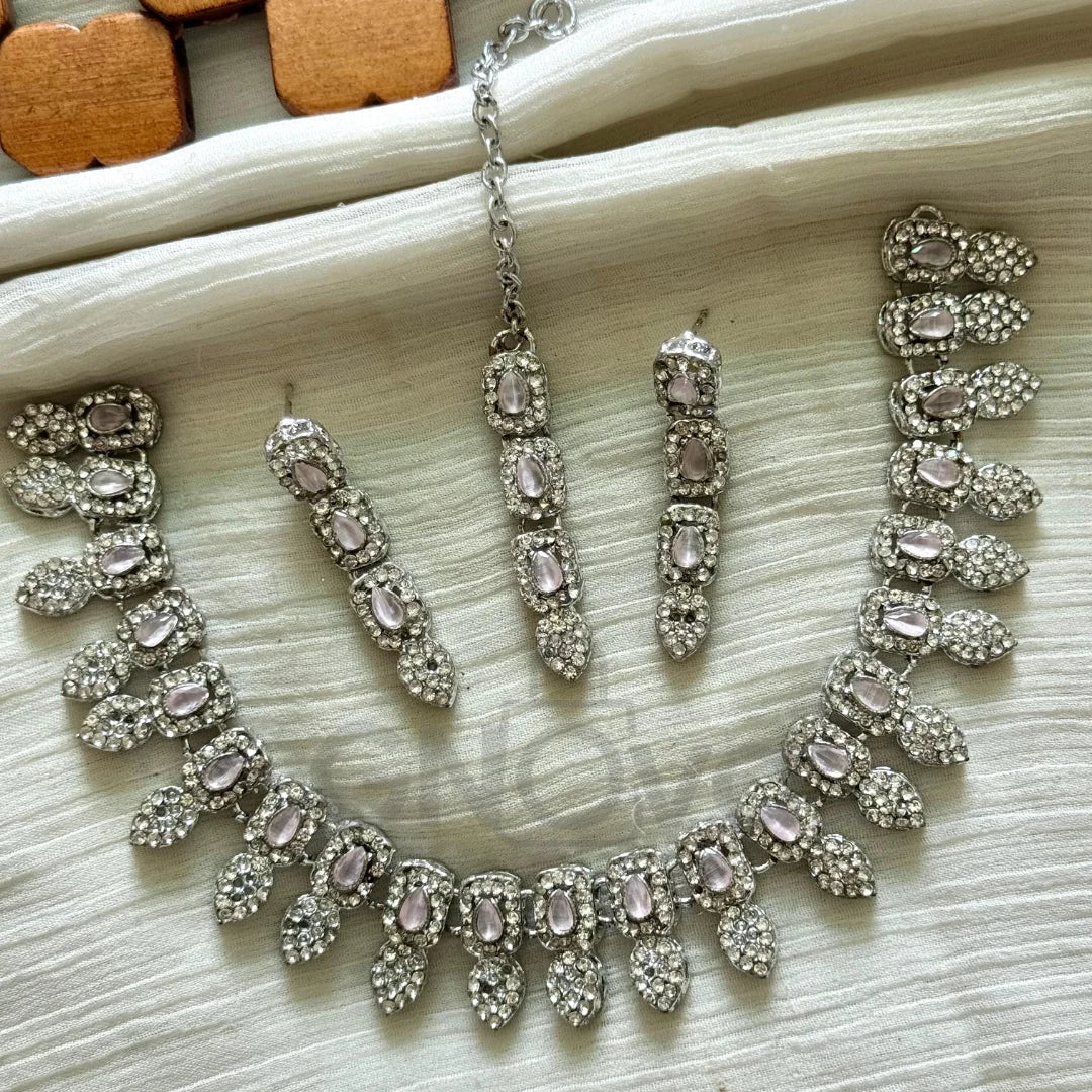 Zircon & Emerald Choker Jewelry Set – Necklace, Earrings & Maang Tikka